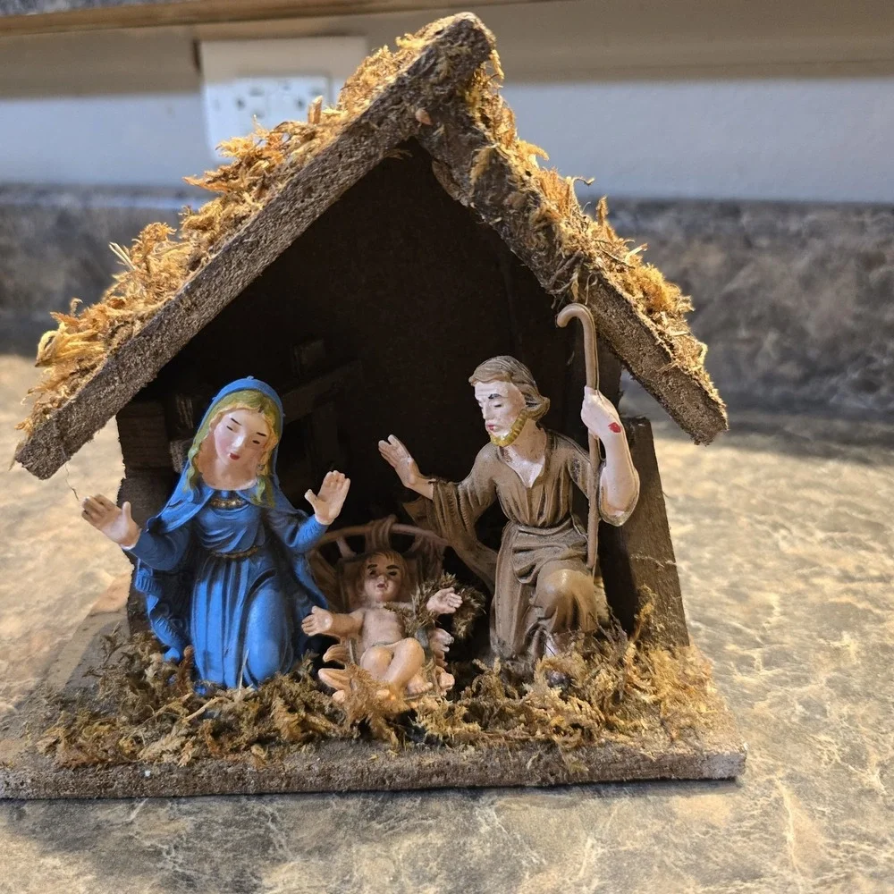 Vintage Nativity Creche Holy Family Scene Wood Wooden 3 Plastic Figures Italy‎